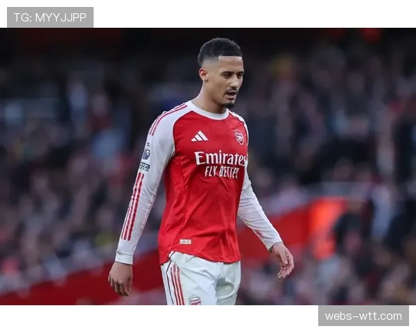 特写瞬间：对手反击时，阿森纳中卫萨利巴如何指挥造越位并一举成功